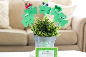 Simple craft and activity for St. Patrick's Day | 5 Little Shamrocks Puppet Craft & Fingerplay (with FREE Printable) by The Littles and Me