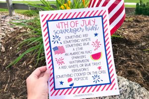 4th of July Printable Scavenger Hunt. Perfect activity to do with your family! Plus several other festive red, white, and blue activity ideas!