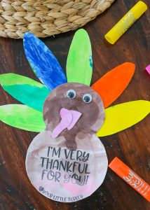 Simple Thanksgiving Turkey Kids Craft : Looking for a quick and easy Thanksgiving kids craft? Your kids are going to love making one of these darling turkey cards with simple supplies from around your house. They are the cutest turkey craft around and would be adorable to send to friends and family to wish them a Happy Thanksgiving! Includes FREE printable template.