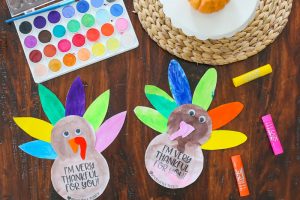 Simple Thanksgiving Turkey Kids Craft : Looking for a quick and easy Thanksgiving kids craft? Your kids are going to love making one of these darling turkey cards with simple supplies from around your house. They are the cutest turkey craft around and would be adorable to send to friends and family to wish them a Happy Thanksgiving! Includes FREE printable template.