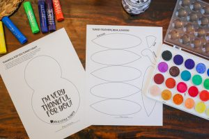 Simple Thanksgiving Turkey Kids Craft : Looking for a quick and easy Thanksgiving kids craft? Your kids are going to love making one of these darling turkey cards with simple supplies from around your house. They are the cutest turkey craft around and would be adorable to send to friends and family to wish them a Happy Thanksgiving! Includes FREE printable template.