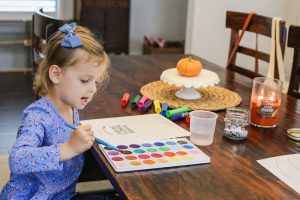 Simple Thanksgiving Turkey Kids Craft : Looking for a quick and easy Thanksgiving kids craft? Your kids are going to love making one of these darling turkey cards with simple supplies from around your house. They are the cutest turkey craft around and would be adorable to send to friends and family to wish them a Happy Thanksgiving! Includes FREE printable template.