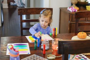 Simple Thanksgiving Turkey Kids Craft : Looking for a quick and easy Thanksgiving kids craft? Your kids are going to love making one of these darling turkey cards with simple supplies from around your house. They are the cutest turkey craft around and would be adorable to send to friends and family to wish them a Happy Thanksgiving! Includes FREE printable template.