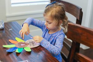 Simple Thanksgiving Turkey Kids Craft : Looking for a quick and easy Thanksgiving kids craft? Your kids are going to love making one of these darling turkey cards with simple supplies from around your house. They are the cutest turkey craft around and would be adorable to send to friends and family to wish them a Happy Thanksgiving! Includes FREE printable template.