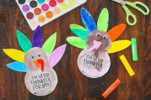 Simple Thanksgiving Turkey Kids Craft : Looking for a quick and easy Thanksgiving kids craft? Your kids are going to love making one of these darling turkey cards with simple supplies from around your house. They are the cutest turkey craft around and would be adorable to send to friends and family to wish them a Happy Thanksgiving! Includes FREE printable template.