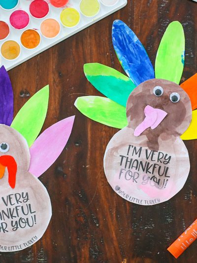 Simple Thanksgiving Turkey Kids Craft : Looking for a quick and easy Thanksgiving kids craft? Your kids are going to love making one of these darling turkey cards with simple supplies from around your house. They are the cutest turkey craft around and would be adorable to send to friends and family to wish them a Happy Thanksgiving! Includes FREE printable template.