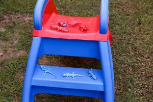 Grab a bug catcher & invite your kids to go on a bug hunt. This Backyard Bug Hunt Activity For Kids is so easy to put together and is perfect for outdoor (or indoor) play! This is a great spring or summer activity.
