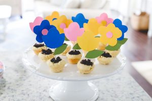 You know what they say...April showers bring May flowers! Get ready to celebrate SPRING with these darling Spring Flower Pot Cookies. Includes FREE printable template to make the flowers.