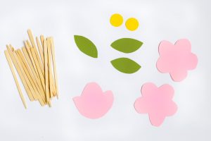 You know what they say...April showers bring May flowers! Get ready to celebrate SPRING with these darling Spring Flower Pot Cookies. Includes FREE printable template to make the flowers.
