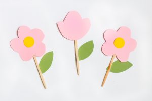 You know what they say...April showers bring May flowers! Get ready to celebrate SPRING with these darling Spring Flower Pot Cookies. Includes FREE printable template to make the flowers.