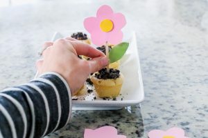 You know what they say...April showers bring May flowers! Get ready to celebrate SPRING with these darling Spring Flower Pot Cookies. Includes FREE printable template to make the flowers.