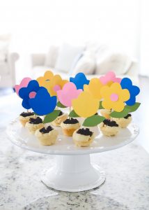 You know what they say...April showers bring May flowers! Get ready to celebrate SPRING with these darling Spring Flower Pot Cookies. Includes FREE printable template to make the flowers.