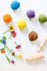Want to add some pizzazz to your play dough creations? This easy DIY Flower Pot Play Dough Kit is perfect for kids of all ages and so easy to put together. This kit encourages open ended play and imagination as kids build and decorate with the supplies in the box. It would also make the perfect birthday gift for the budding artist in your life.